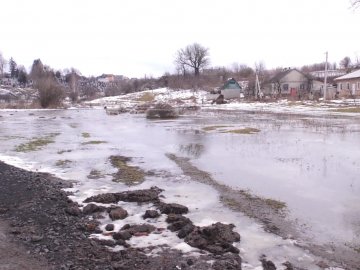 Через постійні підтоплення у селі під Луцьком замість дороги – озеро. ВІДЕО