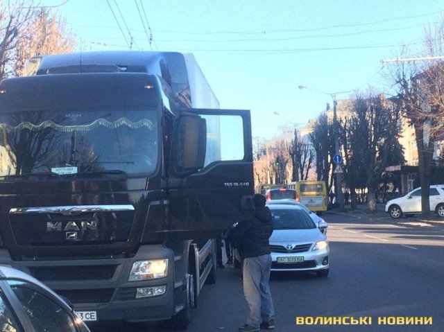 Через аварію – величезний затор: у Луцьку зіткнулися фура та легковик. ФОТО
