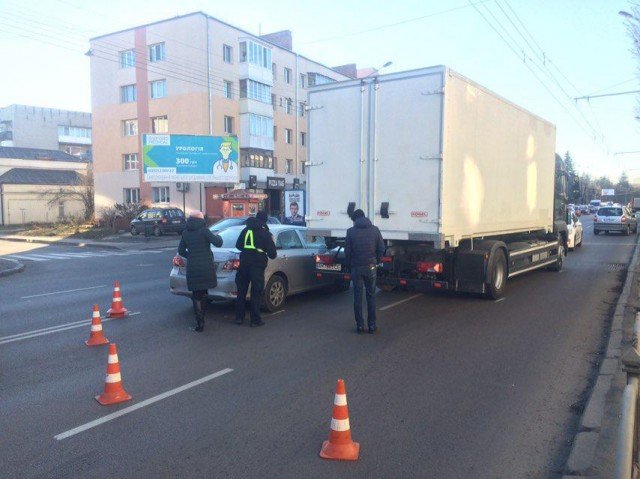 Через аварію – величезний затор: у Луцьку зіткнулися фура та легковик. ФОТО