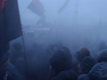 Протестувальники в Києві «штурмують» Жовтневий, поліція відбивається вогнегасниками