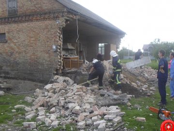 На Рівненщині під час ремонту будинку загинули двоє людей