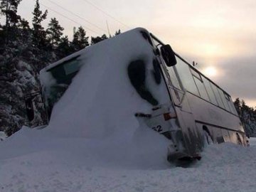 У Нововолинську в сніговому заметі застряг автобус