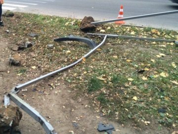 «П'яна» аварія в Луцьку: авто знесло паркан