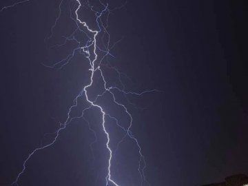 Феєрія світла над Луцьком: мережу «закидали» неймовірними світлинами блискавки