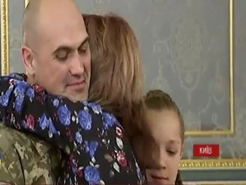«Кіборг» Олег Кузьміних повернувся додому після чотирьох місяців полону