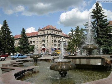 Брудні фонтани у Луцьку: винні комунальники чи самі лучани