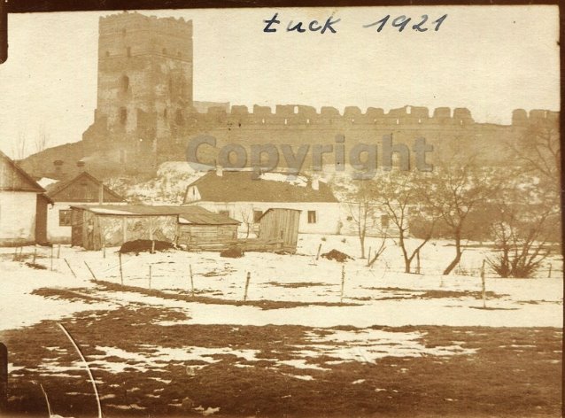 Опублікували невідомі фото Луцького замку 100 років тому