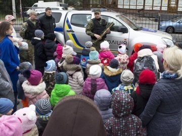 Металошукачі, зброя, вибухотехніки: у дитячому центрі в Луцьку побували поліцейські