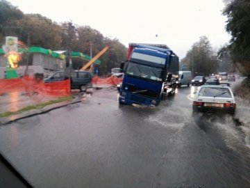 У Львові вантажівка провалилася під новий асфальт. ФОТО. ВІДЕО