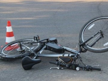У Луцьку автівка збила велосипедиста. ВІДЕО