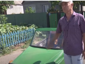 На Миколаївщині чоловік зробив електромобіль із дивана та піаніно. ВІДЕО