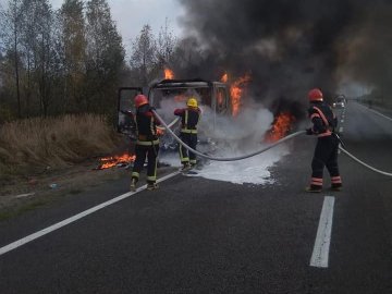 На автодорозі Київ-Ковель на ходу загорілася вантажівка. ФОТО