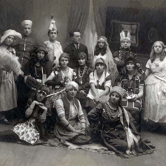 Purim party в Ковелі, 1920-ті. www.yadvashem.org