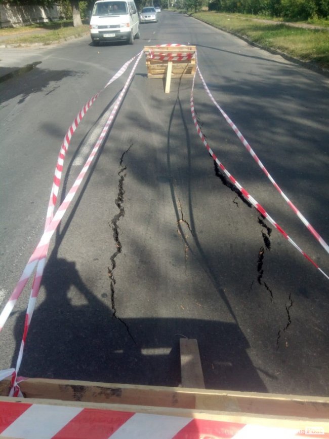 На дорозі у Луцьку утворилося небезпечне провалля