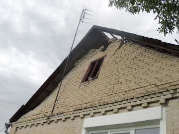 У селі під Луцьком негода потрощила й познімала дахи