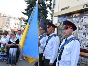 Хвилина мовчання і панахида: у Луцьку вшанували пам’ять захисників України. ФОТО