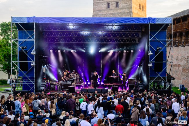 З улюбленими піснями та запальними танцями: у Луцькому замку відбувся концерт гурту «Бумбокс». ФОТО