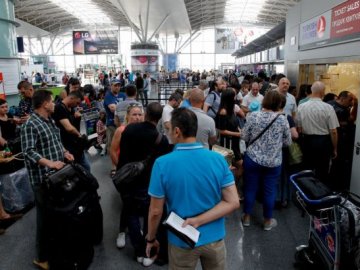 Обурені пасажири заблокували термінал в аеропорту «Бориспіль»