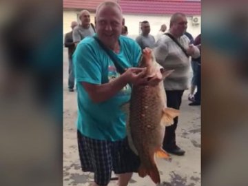 У Чернівцях на затопленому ринку чоловік спіймав величезну рибину. ВІДЕО