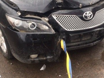 У Луцьку Toyota вирулювала від фури ‒ «знесла» дорожній знак