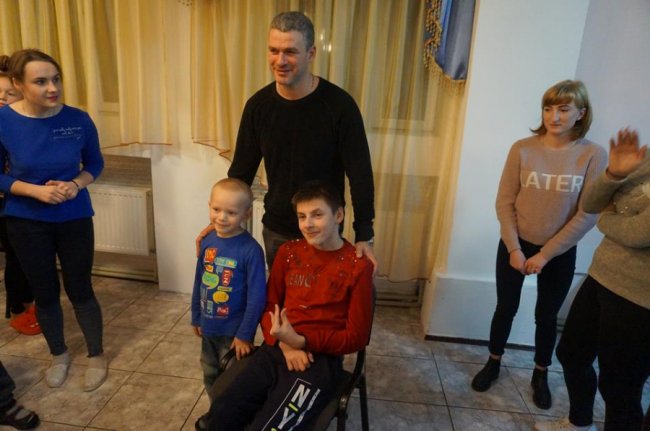 Арсен Мірзоян розважав діток, які лікуються у волинському санаторії. ФОТО