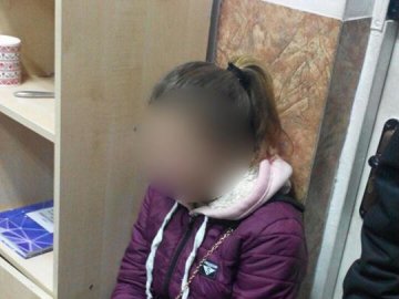 У Луцьку зловили трьох дівчат-підлітків, які виносили з магазину алкоголь. ФОТО