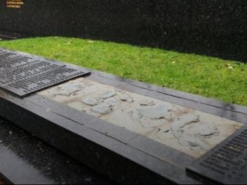 У Луцьку на меморіалі вандали вкрали плиту з  прізвищами загиблих