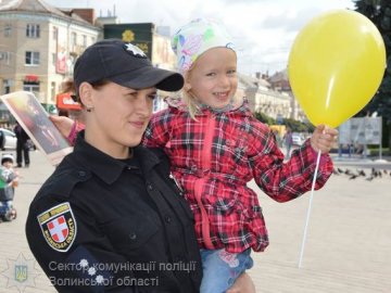 Луцькі поліцейські роздавали дітям синьо-жовті кульки