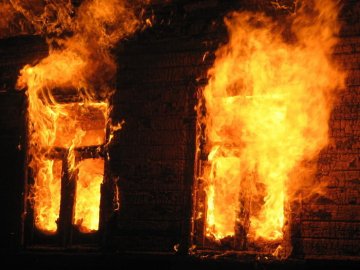 На Волині сусіди врятували чоловіка від смерті у будинку, охопленому вогнем