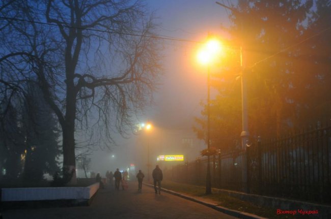 Опублікували фото вечірнього Луцька у тумані
