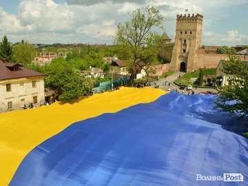 Зняли кліп про найбільший прапор України в Луцьку. ВІДЕО