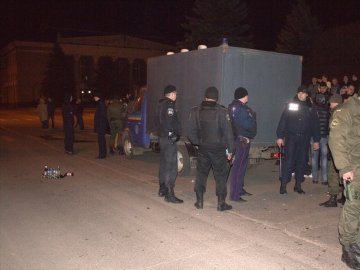 У центрі Нововолинська невідомі блокували міліцію. ВІДЕО