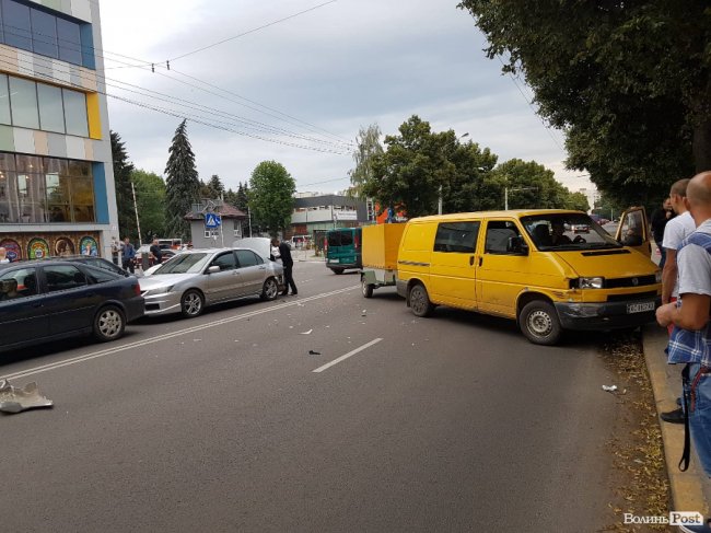 У Луцьку – аварія за участю трьох авто. ФОТО