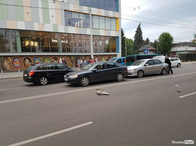 У Луцьку – аварія за участю трьох авто. ФОТО