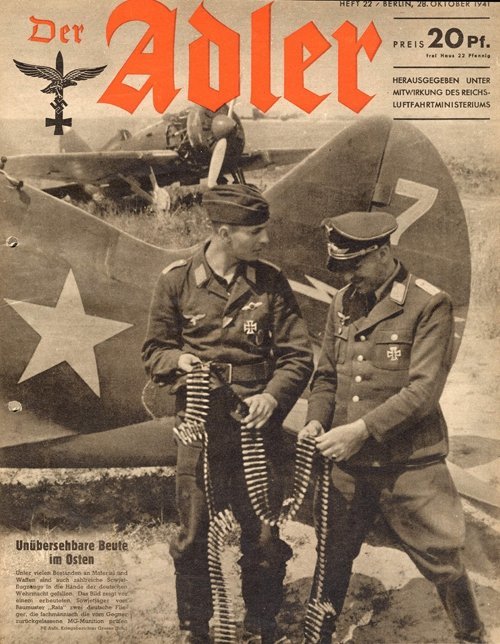 Німецькі солдати на фоні літака 89-го винищувально-авіаційного полку, який базувався в Луцьку. Характерна особливість літаків полку - зображення блискавки