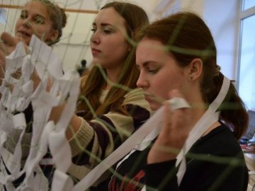 У Луцьку активісти плетуть маскувальні сітки для АТО. Відправлять у Волноваху. ФОТО