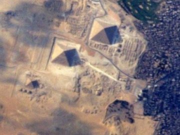 Астронавт показав нове фото єгипетських пірамід з космосу