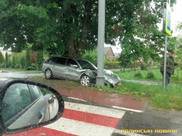 Аварія поблизу Луцька: Audi в'їхало у стовп. ФОТО