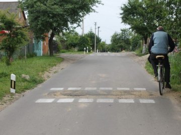 Люди в Нововолинську самотужки встановлюють «лежачих поліцейських»
