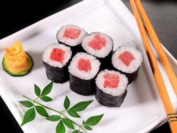 Як їсти суші паличками? Особливості японського етикету за столом*