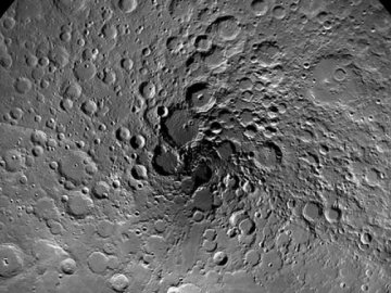 Вчені виявили на Місяці лід