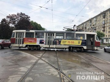 Постраждала дитина: у Харкові трамвай зійшов з рейок та влетів у легковик