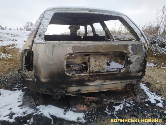 Посеред поля поблизу Луцька знайшли згорілий автомобіль. ФОТО
