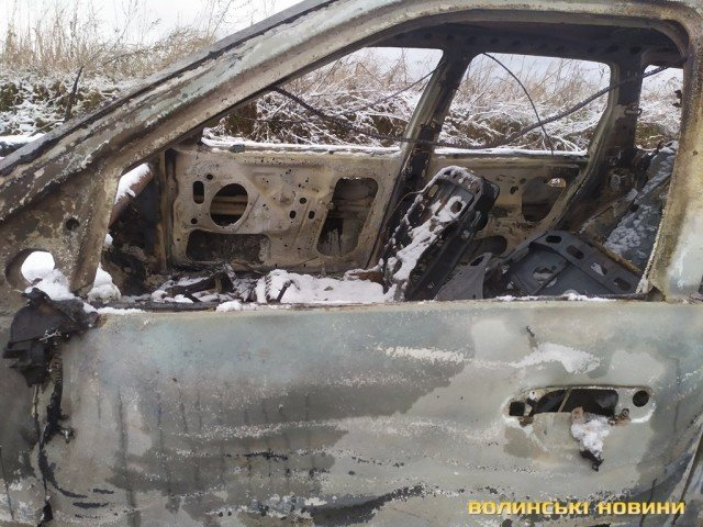 Посеред поля поблизу Луцька знайшли згорілий автомобіль. ФОТО