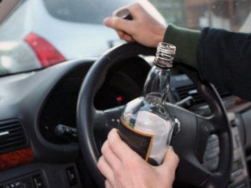 За п’яне керування авто в Луцьку покарали і водія, і пасажирку