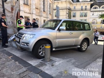 У Києві чоловік викрав авто в іноземного посла та скоїв на ньому аварію