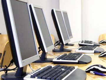 Волинським школярам передадуть комп’ютери, які отримали під час виборів ще 4 роки тому