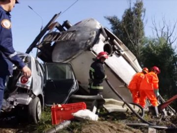 Масштабна аварія: цистерна з 30 тоннами пального зіткнулася з 4 авто