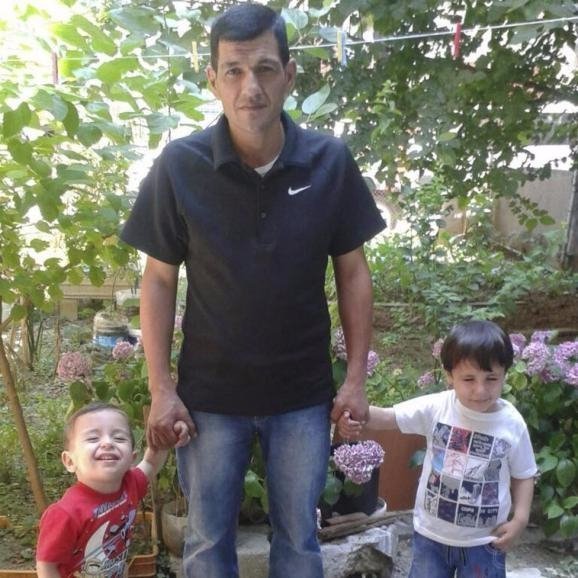 Сімейне фото хлопчиків Курді та їхній батько Абдулла