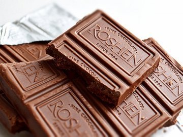 Порошенка в Нідерландах «потролили» шоколадкою